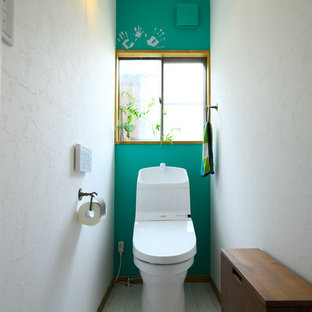 Inspiration för minimalistiska toaletter, med släta luckor, skåp i mörkt trä, flerfärgade väggar, målat trägolv och grått golv