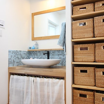 洗面室も十分な収納スペース。洗面周りのタイルもバランスを考えた色を選んでます