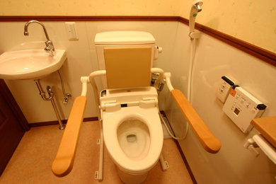 東京都下にあるインダストリアルスタイルのおしゃれなトイレ・洗面所の写真