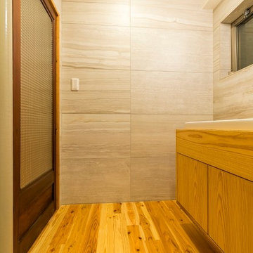 高級旅館の内風呂のような浴室がある和とレトロな質感に包まれた住まい