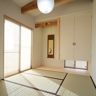 Immagine di un piccolo soggiorno etnico chiuso con pareti beige, nessun camino, nessuna TV e pavimento in tatami