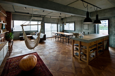 Imagen de sala de estar urbana con paredes grises, suelo de madera en tonos medios y suelo marrón