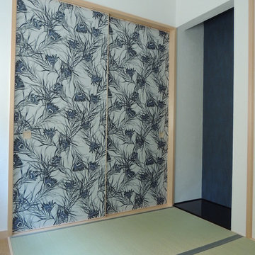 colored wall coverings of a contemporary house カラフルな壁紙を使った住宅