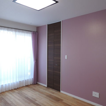 colored wall coverings of a contemporary house カラフルな壁紙を使った住宅