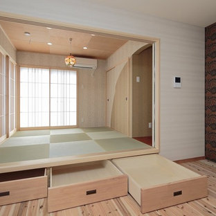 Idee per un soggiorno etnico con pareti beige, pavimento in tatami e pavimento verde