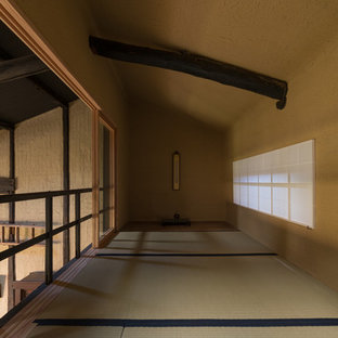Idee per un soggiorno etnico con pareti beige e pavimento in tatami