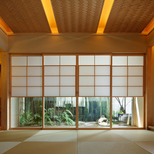 Asiatisches Wohnzimmer mit Tatami-Boden und grünem Boden in Tokio