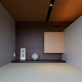Fernseherloses Asiatisches Wohnzimmer ohne Kamin mit grauer Wandfarbe, Tatami-Boden und grünem Boden in Tokio