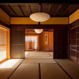 Großes, Fernseherloses, Abgetrenntes Asiatisches Wohnzimmer ohne Kamin mit beiger Wandfarbe und Tatami-Boden in Sonstige
