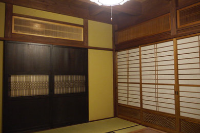 Ejemplo de sala de estar de estilo zen de tamaño medio sin chimenea y televisor con paredes beige y tatami