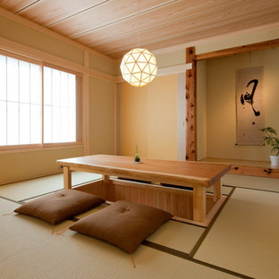 Mittelgroßes Asiatisches Wohnzimmer mit beiger Wandfarbe, Tatami-Boden und grünem Boden in Sonstige