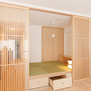 Abgetrenntes Asiatisches Wohnzimmer mit weißer Wandfarbe, Tatami-Boden und grünem Boden in Sonstige