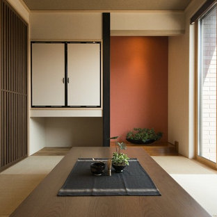 Asiatisches Wohnzimmer mit beiger Wandfarbe, Tatami-Boden und grünem Boden in Sonstige