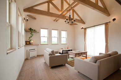 Imagen de salón nórdico con paredes blancas, suelo de madera clara y suelo marrón