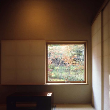 主寝室横の小さな和室。　Small tatami room beside the master bedroom.