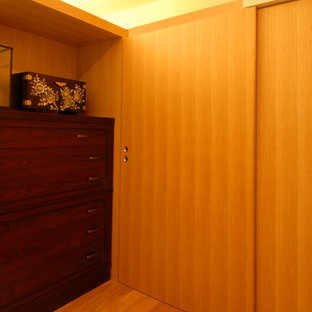Idee per un piccolo soggiorno scandinavo chiuso con sala della musica, pareti bianche, pavimento in tatami, nessun camino, nessuna TV e pavimento verde
