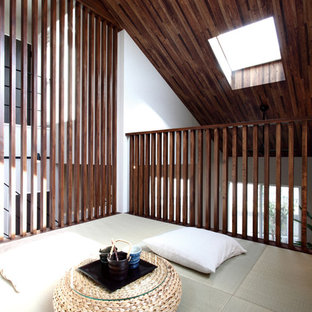 Asiatisches Wohnzimmer mit weißer Wandfarbe, Tatami-Boden und grünem Boden in Sonstige