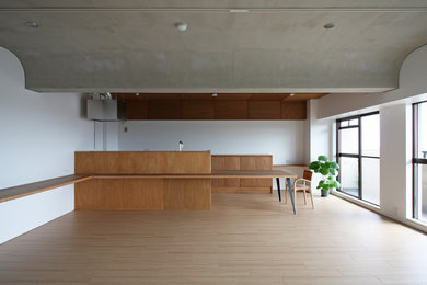 Esempio di un soggiorno minimalista aperto con pareti bianche, pavimento in compensato e pavimento marrone