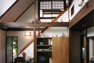 Diseño de sala de estar de estilo zen con paredes blancas y televisor independiente