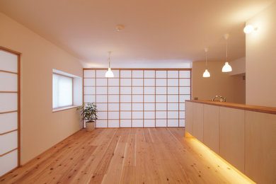 Modelo de sala de estar abierta escandinava con paredes blancas, suelo de madera en tonos medios y suelo marrón