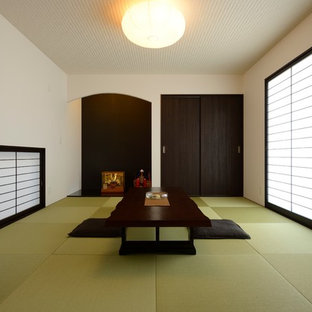 Immagine di un soggiorno etnico di medie dimensioni e chiuso con pareti bianche, nessun camino, nessuna TV e pavimento in tatami