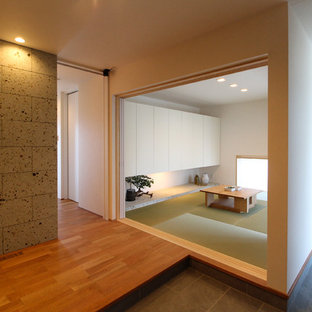 Asiatisches Wohnzimmer mit weißer Wandfarbe, Tatami-Boden und grünem Boden in Sonstige