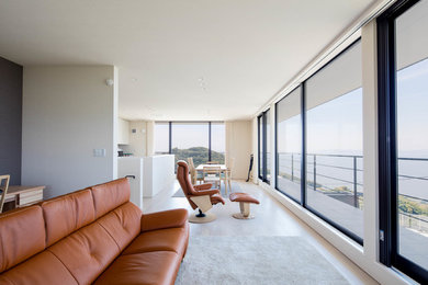 Foto de sala de estar minimalista con paredes blancas, suelo de madera pintada y suelo beige