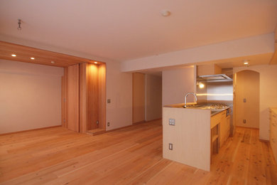 Diseño de sala de estar abierta escandinava con paredes blancas, suelo de madera en tonos medios y suelo marrón