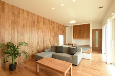 Imagen de sala de estar moderna con paredes multicolor, suelo de madera clara y suelo marrón