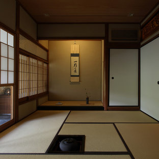 他の地域の和風のおしゃれなファミリールーム (茶色い壁、畳、茶色い床) の写真