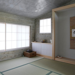 Idee per un soggiorno etnico con pareti grigie, pavimento in tatami e pavimento verde