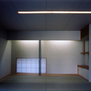 Immagine di un soggiorno etnico di medie dimensioni e chiuso con pareti bianche, pavimento in tatami, nessun camino, nessuna TV e pavimento verde