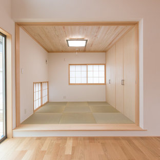 Kleine, Fernseherlose, Abgetrennte Asiatische Bibliothek mit weißer Wandfarbe, Tatami-Boden und grünem Boden in Sonstige