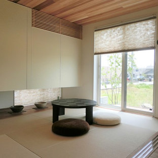 Abgetrenntes Asiatisches Wohnzimmer mit weißer Wandfarbe, Tatami-Boden und braunem Boden in Sonstige