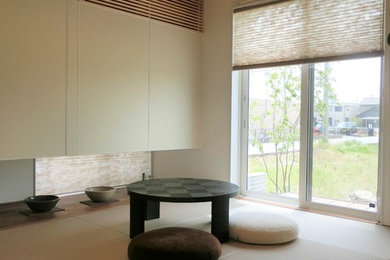 Modelo de sala de estar cerrada con paredes blancas, tatami y suelo marrón