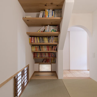 Idee per un piccolo soggiorno etnico con pareti bianche, pavimento in tatami e pavimento verde