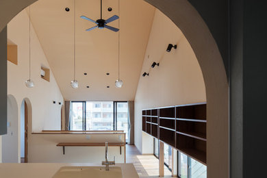 Ejemplo de sala de estar de estilo zen de tamaño medio con paredes beige, suelo de madera en tonos medios y suelo marrón