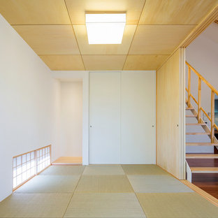 Asiatisches Wohnzimmer mit weißer Wandfarbe, Tatami-Boden und grünem Boden in Tokio Peripherie