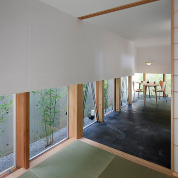 造成宅地に建つ、周りを竹と紅葉に囲まれた家