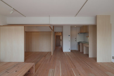 Foto de sala de estar abierta escandinava con paredes blancas, suelo de madera en tonos medios y suelo marrón