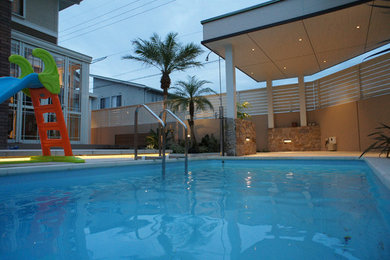 Ejemplo de piscina exótica de tamaño medio en patio
