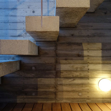 ripple house　杉板型枠打放しの壁とコンクリートの片持ち階段