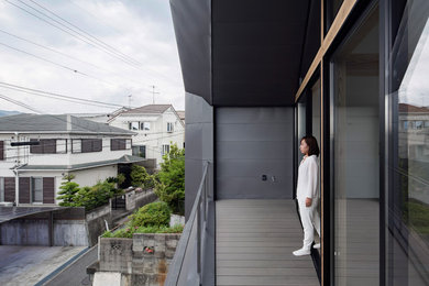 Свежая идея для дизайна: балкон и лоджия в стиле модернизм - отличное фото интерьера