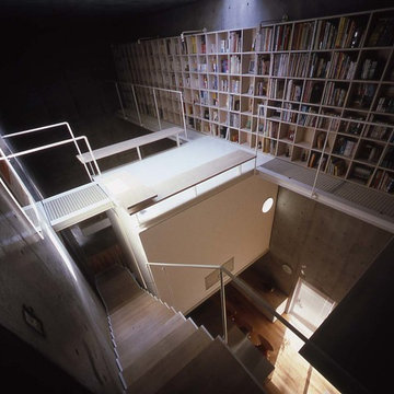 3階より見下ろす。トップライトからの光でライブラリーが照らされる。　Looking down from the third floor.Library is i