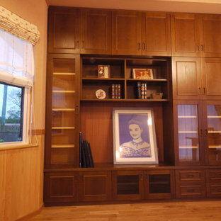 Idée de décoration pour un bureau tradition avec un mur marron, un sol en bois clair, un bureau intégré, un sol marron, un plafond en lambris de bois et du lambris de bois.