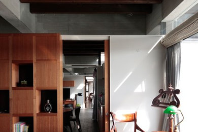 Ejemplo de despacho moderno sin chimenea con paredes blancas, suelo de pizarra y escritorio independiente