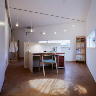 Kleines Nordisches Arbeitszimmer mit Arbeitsplatz, weißer Wandfarbe, Korkboden, freistehendem Schreibtisch, braunem Boden und Tapetendecke in Sonstige