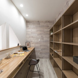 Foto di uno studio nordico con pareti multicolore, pavimento in legno verniciato e scrivania incassata