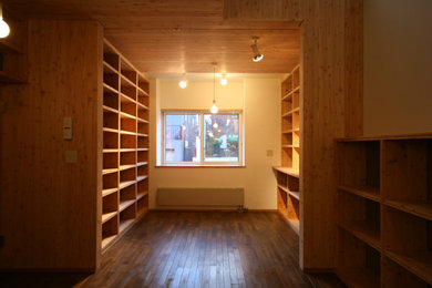 Diseño de despacho vintage de tamaño medio con paredes blancas, suelo de madera oscura, suelo marrón y madera