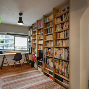 Inspiration pour un bureau minimaliste de taille moyenne avec un mur blanc, un sol en bois brun, un bureau indépendant, un sol beige, un plafond en poutres apparentes et du lambris de bois.